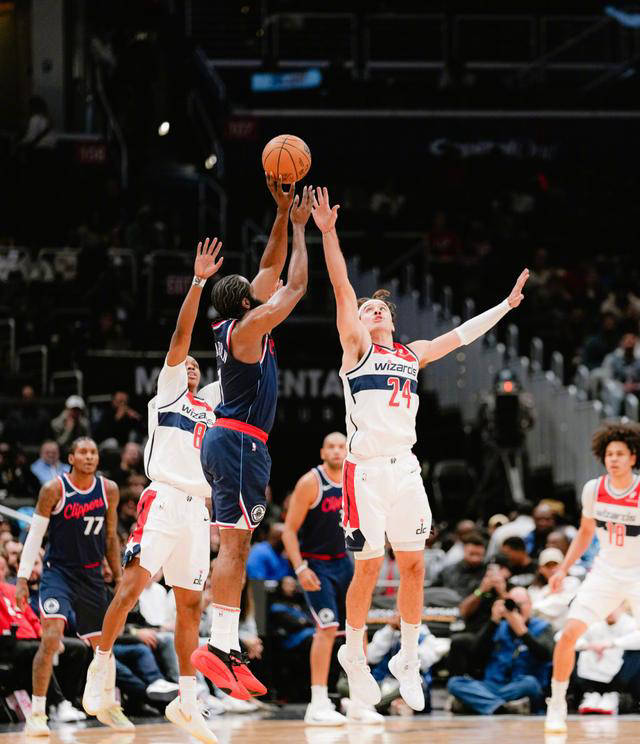 包含快船主场大胜奇才，九人上双领先胜利的词条