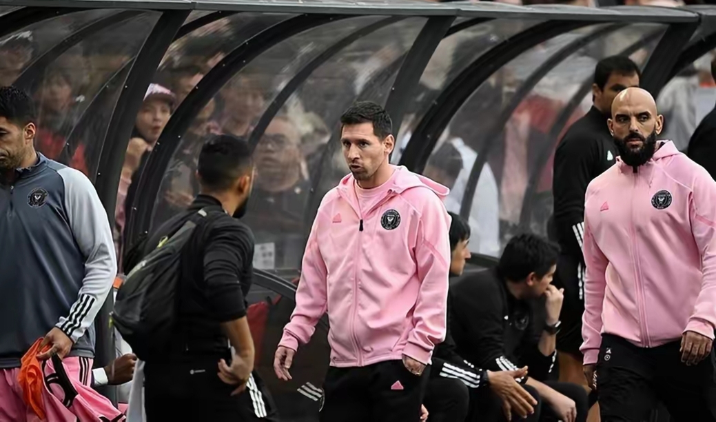 皇马场边指挥情绪激动，梅西队员怒摔水瓶！的简单介绍